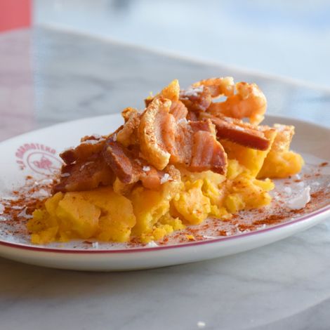 Torreznos con patatas revolconas