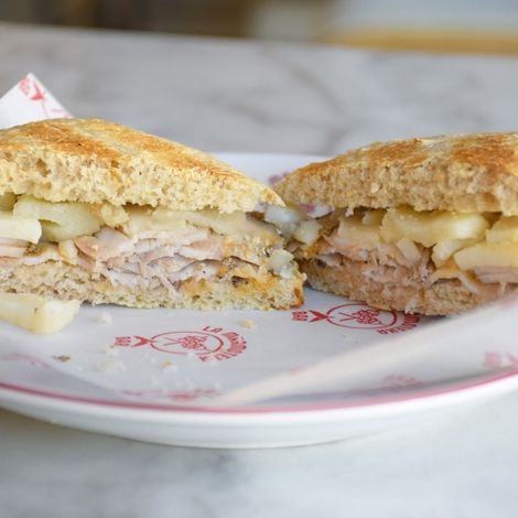 Mollete caletero con patatas fritas