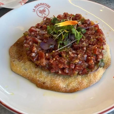Torta de Inés Rosales con tartar de salchichón ibérico