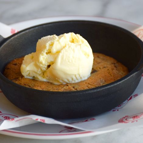 Skillet cookie al horno con helado