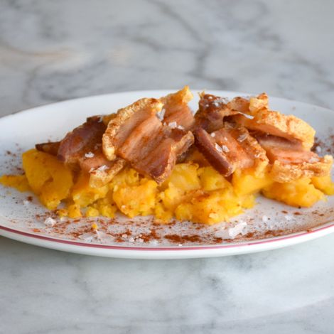 Torreznos con patatas revolconas