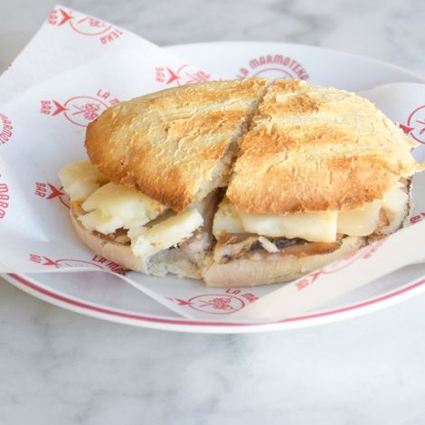 Mollete caletero con patatas fritas