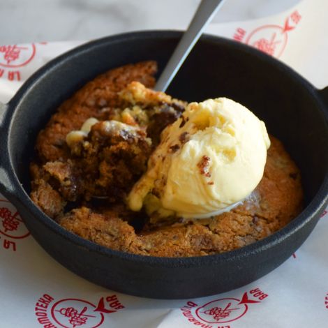Skillet cookie al horno con helado
