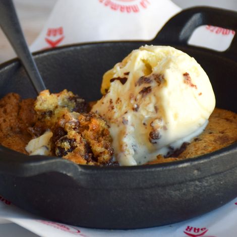 Skillet cookie al horno con helado